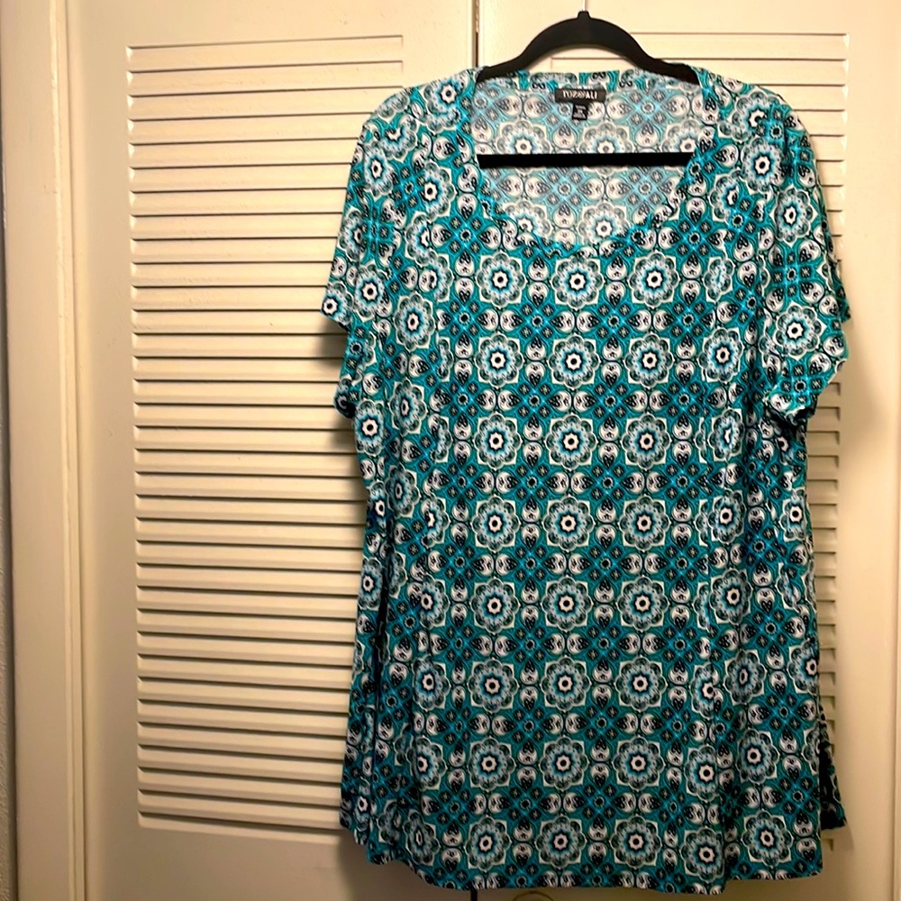 Green, blue, white Roz and Ali brand pattered short sleeve shirt.